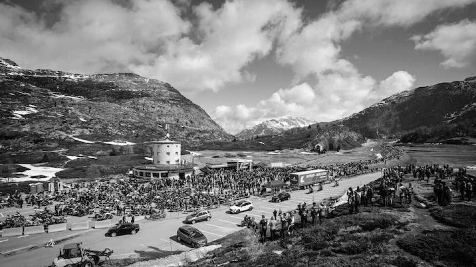 Motociclisti italiani e svizzeri si incontrano al Passo del Sempione