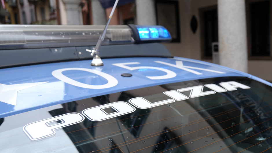 Coltello nello zaino vicino alle scuole: denunciato un giovane a Omegna