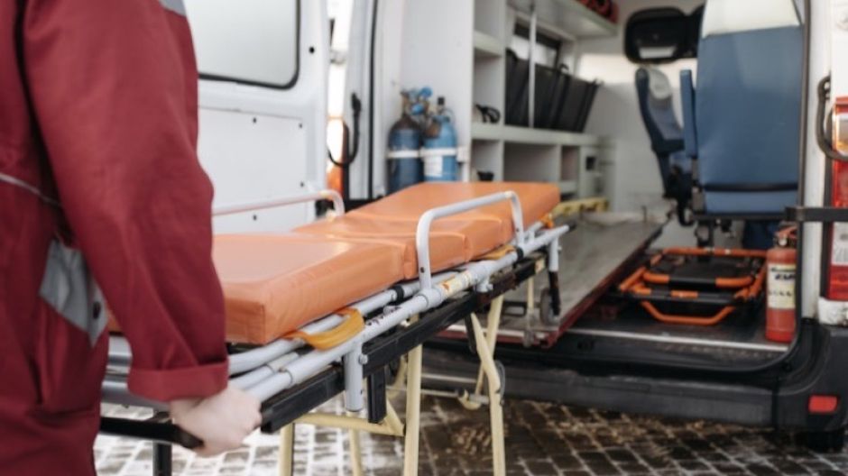 Cade dal tetto mentre fa dei lavori, trauma alla testa e schiena