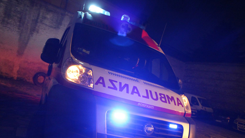 Fermo in autostrata con auto in panne è travolto da un automobilista. E' gravissimo