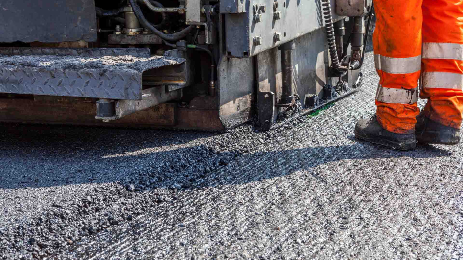 Verbania, ecco le nuove asfaltature tra notte e giorno
