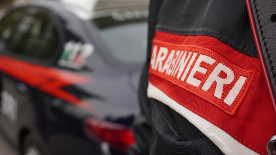 Picchia la compagna davanti al figlio: arrestato 30enne a Bannio Anzino