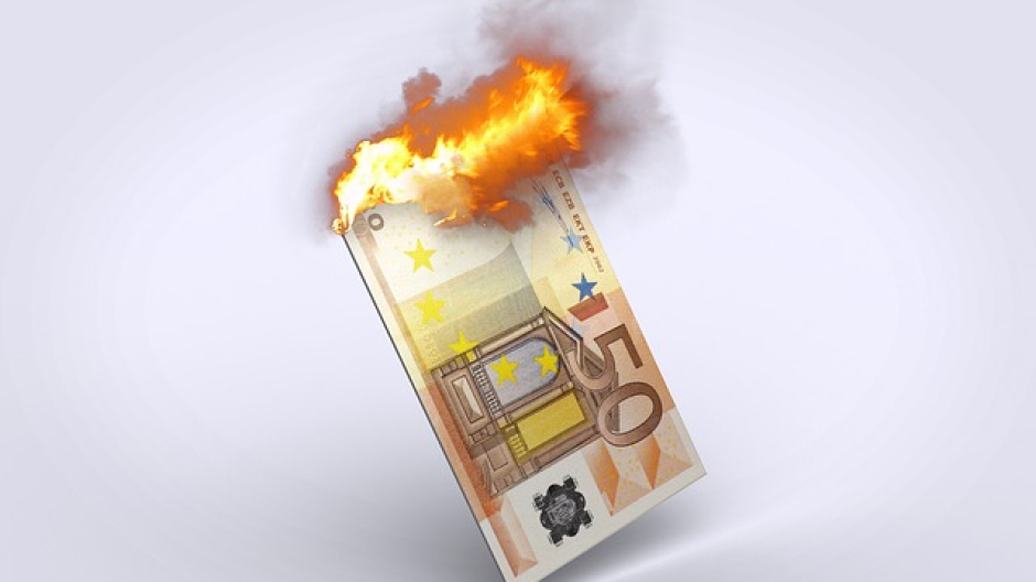 2026 al via con una stangata: rincari su carburanti, assicurazioni e sigarette