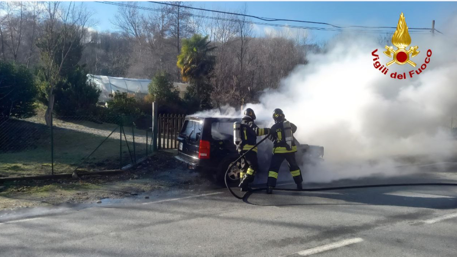 Auto in fiamme sulla provinciale 34 a Brovello Carpugnino