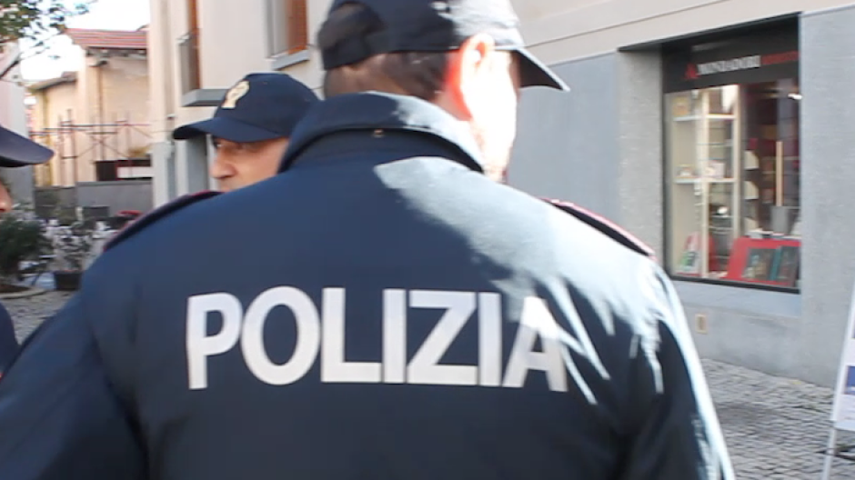 Voleva lanciarsi da un ponte, salvata dai poliziotti