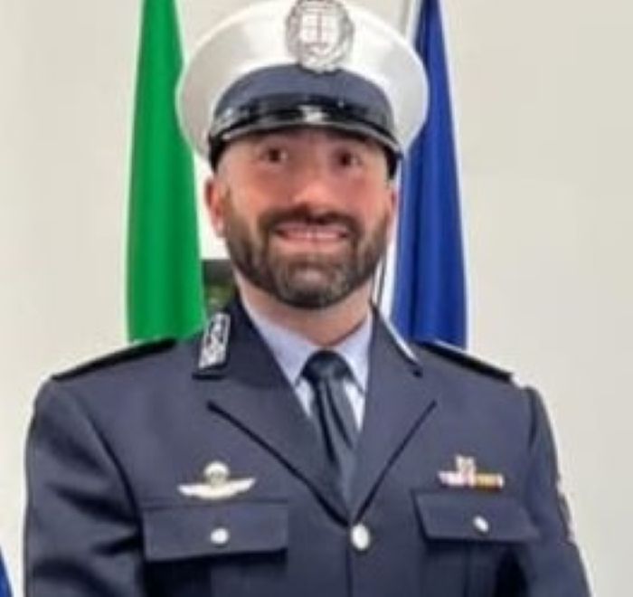 Agente di polizia locale eroe a Borgosesia salva un uomo
