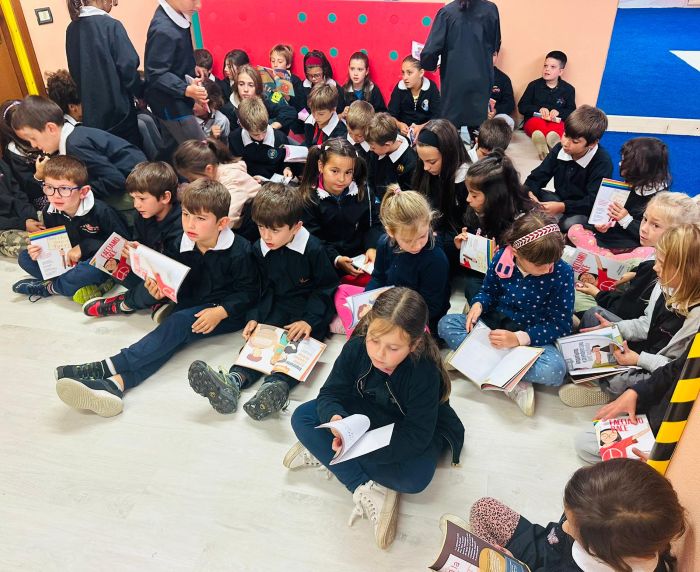 Il quaderno della pace consegnato ai bambini di Scopello