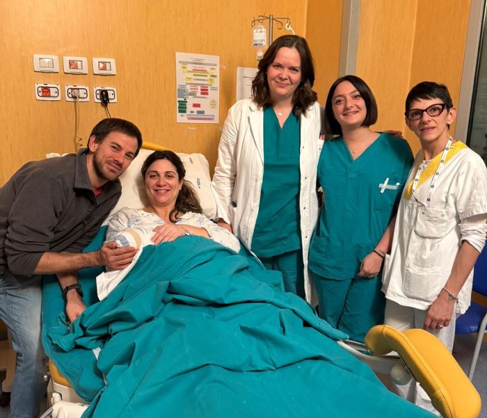 Diego il primo nato del 2026 a Biella con mamma Roberta e papà Enrico