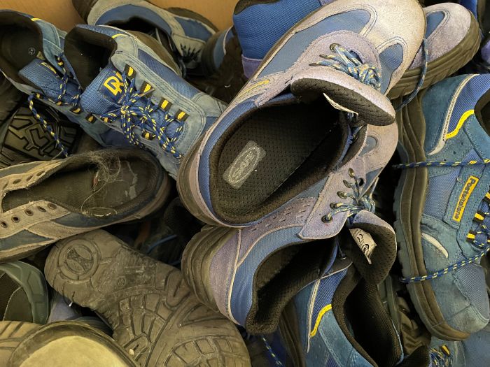 Le vecchie scarpe dei postini diventano pavimento antitrauma per area giochi