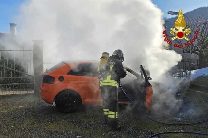 Auto a fuoco alla Guardella di Borgosesia