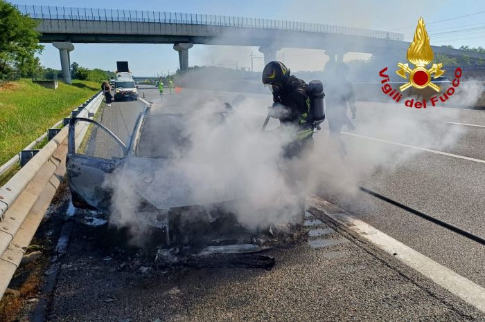Auto in fiamme sulla A4 all'altezza di Carisio