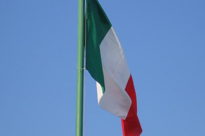 Ruba bandiera esposta per l'Adunata degli alpini