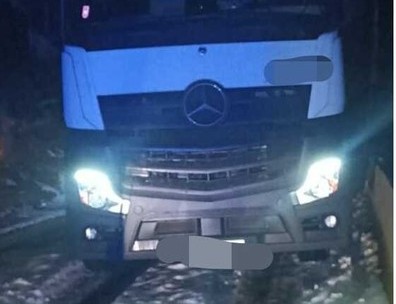 Tir bloccato a Cossato sulla rotonda: multato l'autista