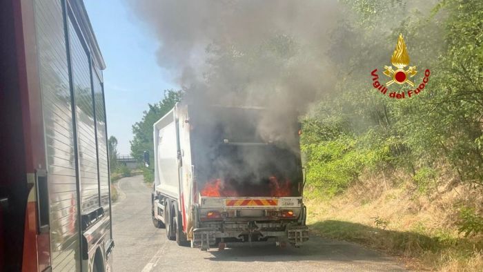 Cassonetto dei rifiuti in fiamme a Sandigliano