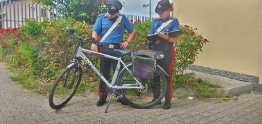 Famiglia ruba bici da 2000 euro
