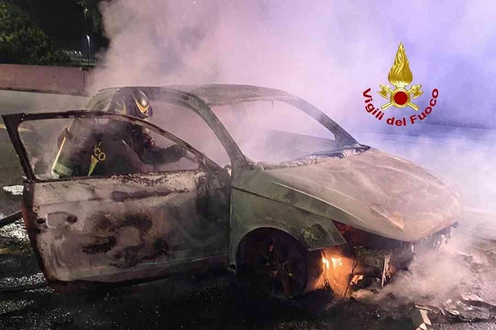 Autoarticolato a fuoco sulla A4