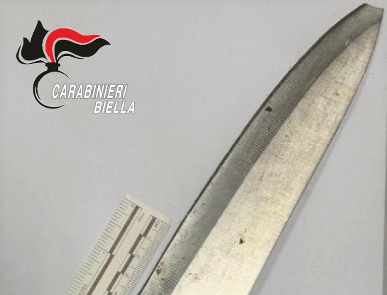 Minacciano di morte il vicino di casa: arrestati a Candelo