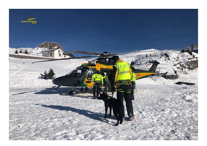 Gli studenti a lezione di soccorso dalla Guardia di finanza di Alagna