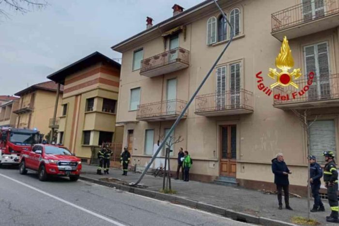 Incidente stradale a Gattinara: auto contro un palo. 