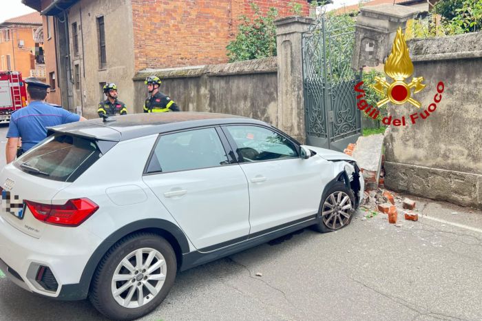 Auto si schianta contro un muro a Gattinara