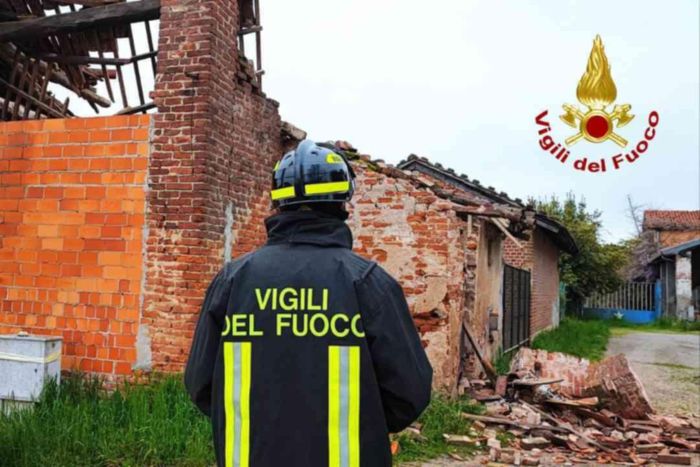 Crolla una parte della Cascina Minola a Greggio, intervengono i Vigili del Fuoco