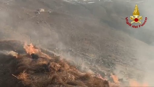A fuoco sterpaglie a Caprile