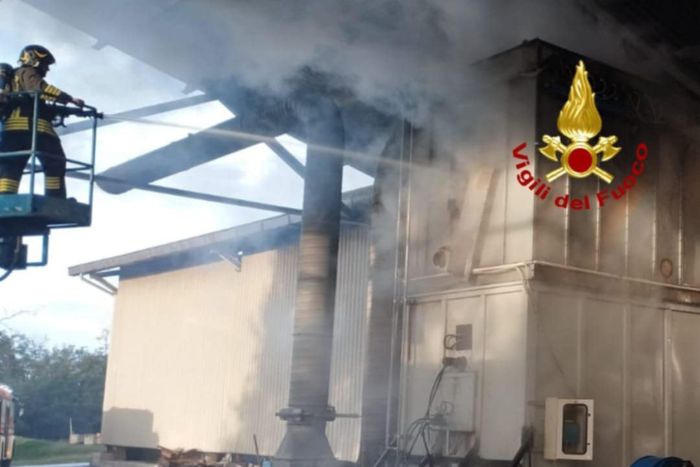 A fuoco macchinario del pellet in un'azienda a Rovasenda