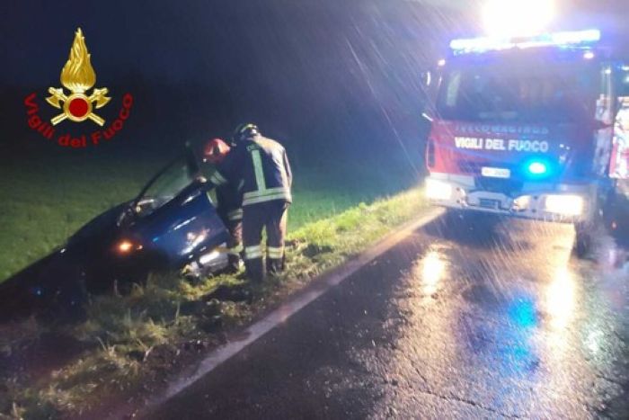 Incidente a Crescentino: automobilista bloccato nell'abitacolo