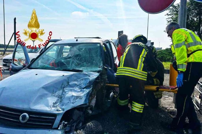Schianto appena fuori dall'autostrada a Carisio