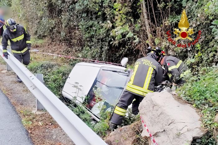 Auto fuori strada a Scopa
