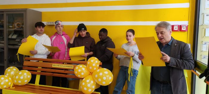 Panchina gialla realizzata dagli studenti della scuola di Barolo