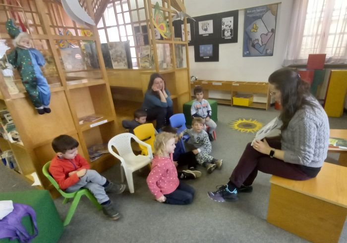 I bimbi delle scuole in visita alla biblioteca di Varallo