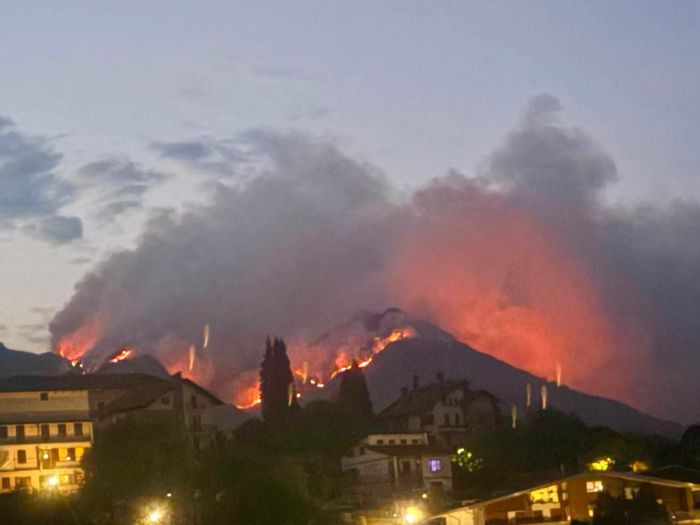 Continua l'incendio sul Monte Barone