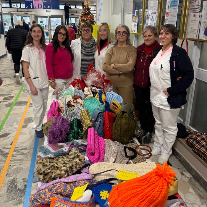 Le uncinettaie regalano piccoli lavoretti all'ospedale di Vercelli