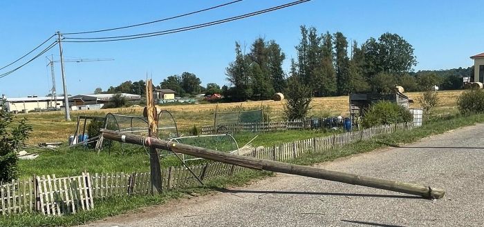 Furgone trancia i cavi dell'elettricità