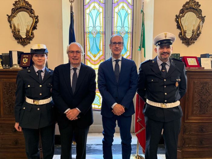 Agenti di Polizia locale ritrovano ragazza autistica, ricevuti dal prefetto