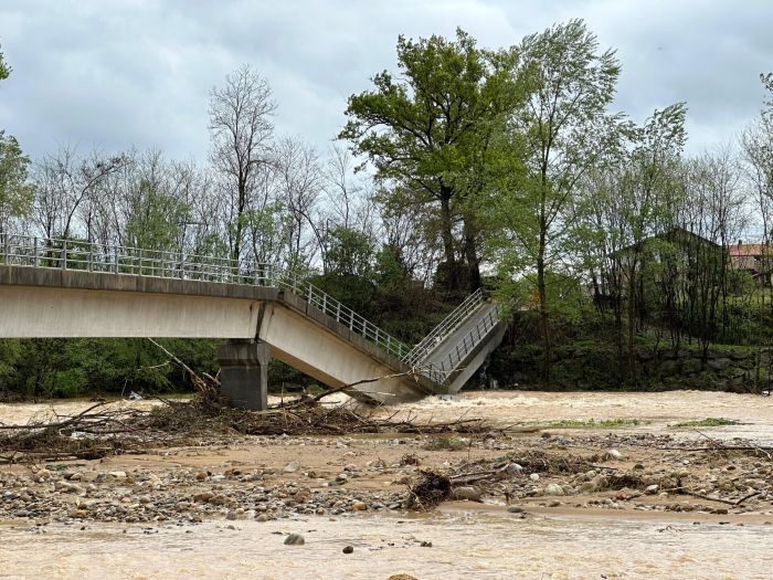 Crolla ponte nel Biellese per l'abbondante pioggia