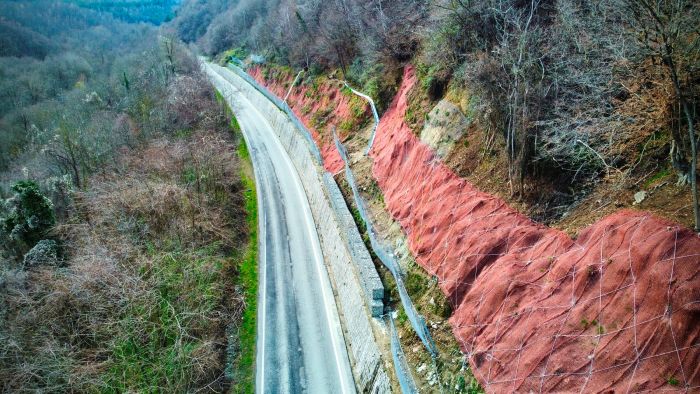Strada della Serra: posate e ultimate tutte le barriere paramassi