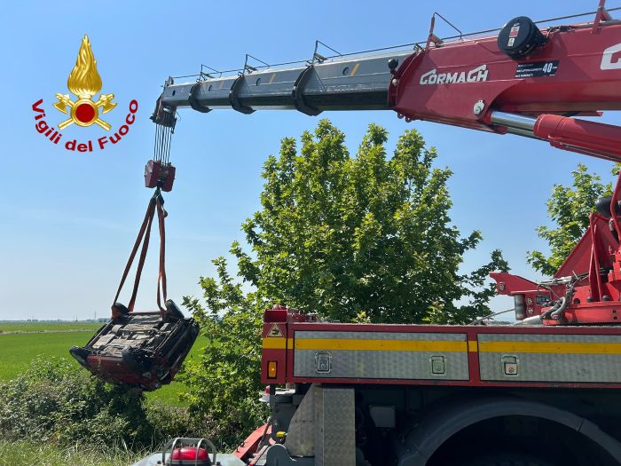 Auto con madre e figli finisci fuori strada
