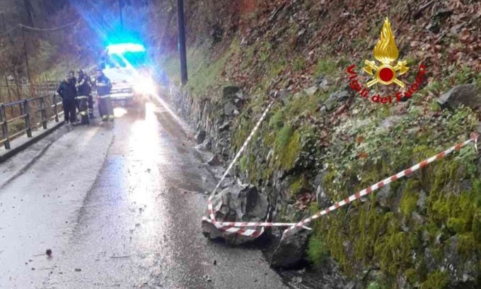 Caduta massi sulla strada a Balmuccia