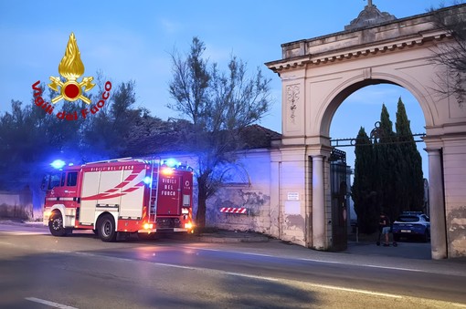 Paracadutista atterra al cimitero di Vercelli: portata in ospedale