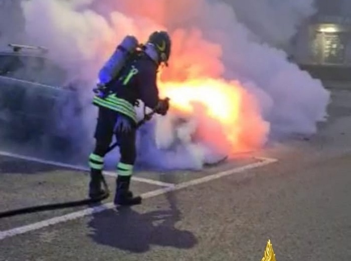 Auto a fuoco in piena notte a Biella
