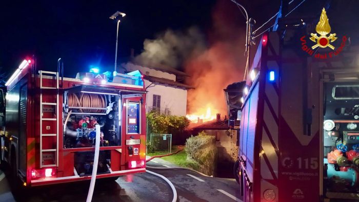 Tre case a schiera a fuoco a Ternengo, una persona in ospedale