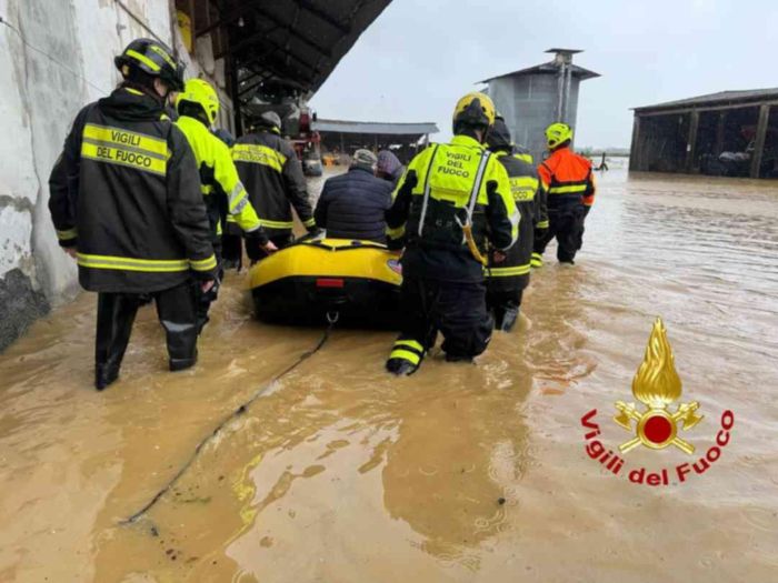 Due anziani bloccati in casa dall'esondazione dell'Elvo