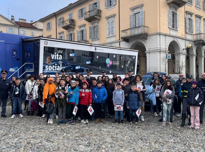 Vita da Social” Il truck Polizia Postale a Biella