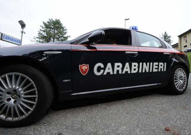 La visita è in ritardo e se la prende con due dottoresse
