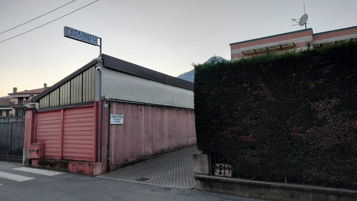Ha il divieto di frequentare altri pregiudicati, ma lo viola. Denunciato