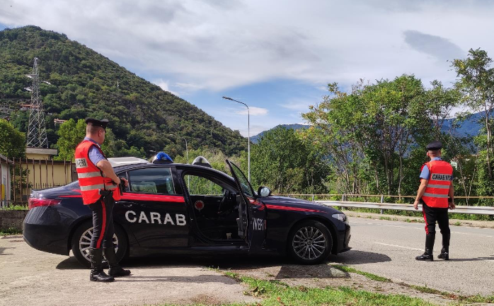 Minaccia il vicino e gli danneggia il cancello di casa, denunciato