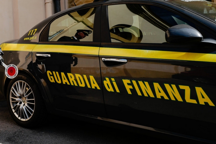 Corruzione e accesso abusivo, padre e figlio avvocati e carabiniere arrestati