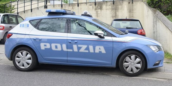 Gli propone di fare sesso e intanto gli sfila il Rolex: indaga la polizia